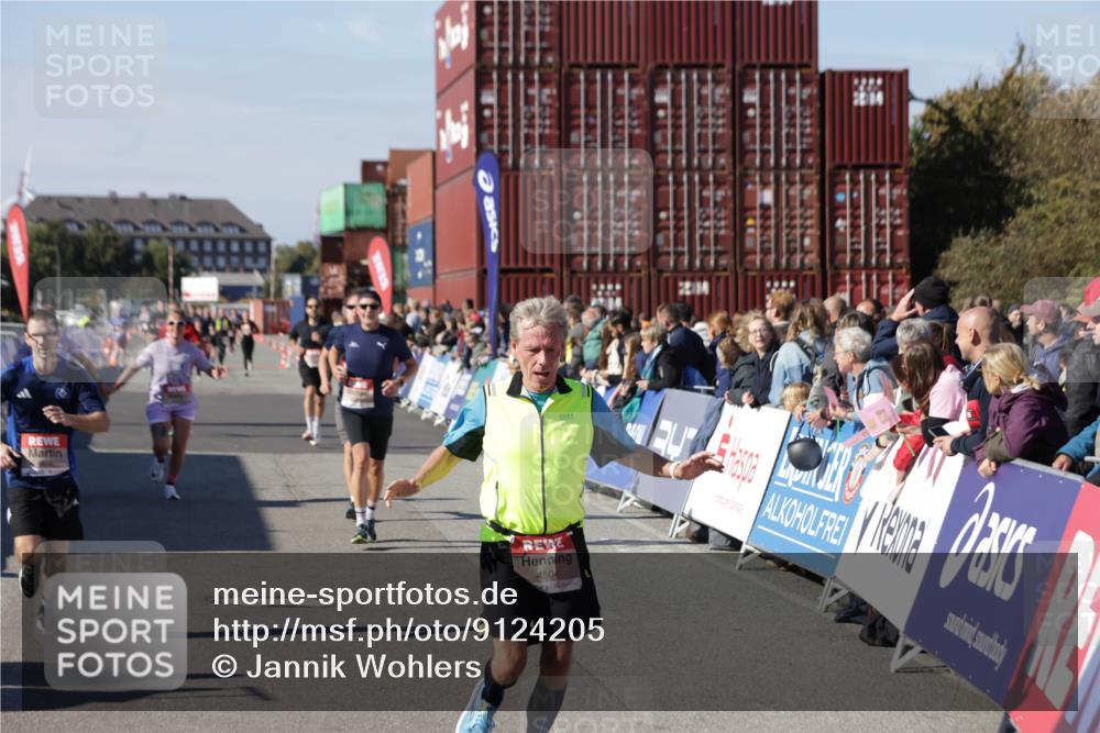 03.10.2025 - Köhlbrandbrückenlauf Jannik Wohlers http://msf.ph/oto/9124205 03.10.2025 13:06:08 Ziel 4302, 4504, 4635, 4738, 4954, 5096, 6158, 6222, 6224, 6305, 6323, 6356, 6510 meine-sportfotos.de