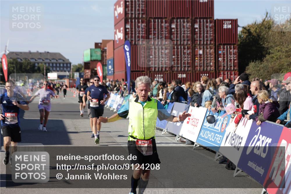 03.10.2025 - Köhlbrandbrückenlauf Jannik Wohlers http://msf.ph/oto/9124208 03.10.2025 13:06:08 Ziel 4302, 4504, 4635, 4738, 4954, 5096, 6158, 6222, 6224, 6305, 6323, 6356, 6510 meine-sportfotos.de