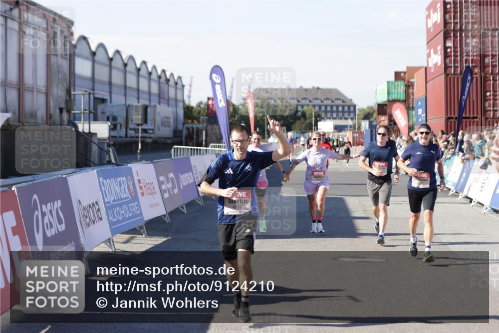 03.10.2025 - Köhlbrandbrückenlauf Jannik Wohlers http://msf.ph/oto/9124210 03.10.2025 13:06:09 Ziel 4302, 4504, 4635, 4738, 4954, 5096, 6158, 6222, 6224, 6323, 6356, 6510, 6850 meine-sportfotos.de