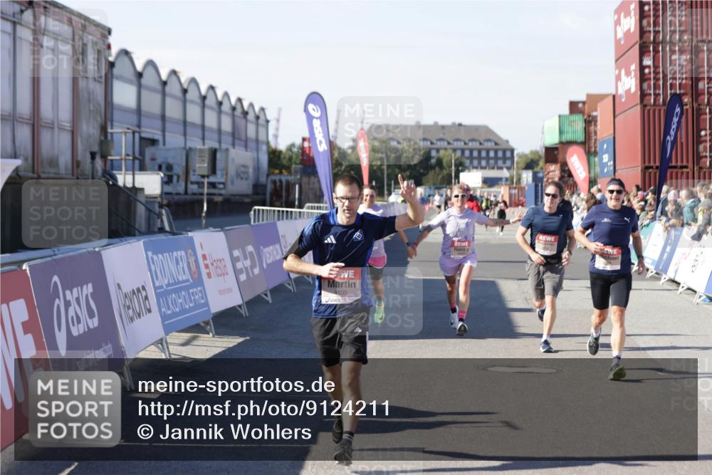 03.10.2025 - Köhlbrandbrückenlauf Jannik Wohlers http://msf.ph/oto/9124211 03.10.2025 13:06:09 Ziel 4302, 4504, 4635, 4738, 4954, 5096, 6158, 6222, 6224, 6323, 6356, 6510, 6850 meine-sportfotos.de