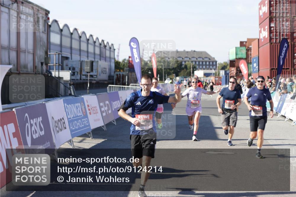 03.10.2025 - Köhlbrandbrückenlauf Jannik Wohlers http://msf.ph/oto/9124214 03.10.2025 13:06:09 Ziel 4302, 4504, 4635, 4738, 4954, 5096, 6158, 6222, 6224, 6323, 6356, 6510, 6850 meine-sportfotos.de