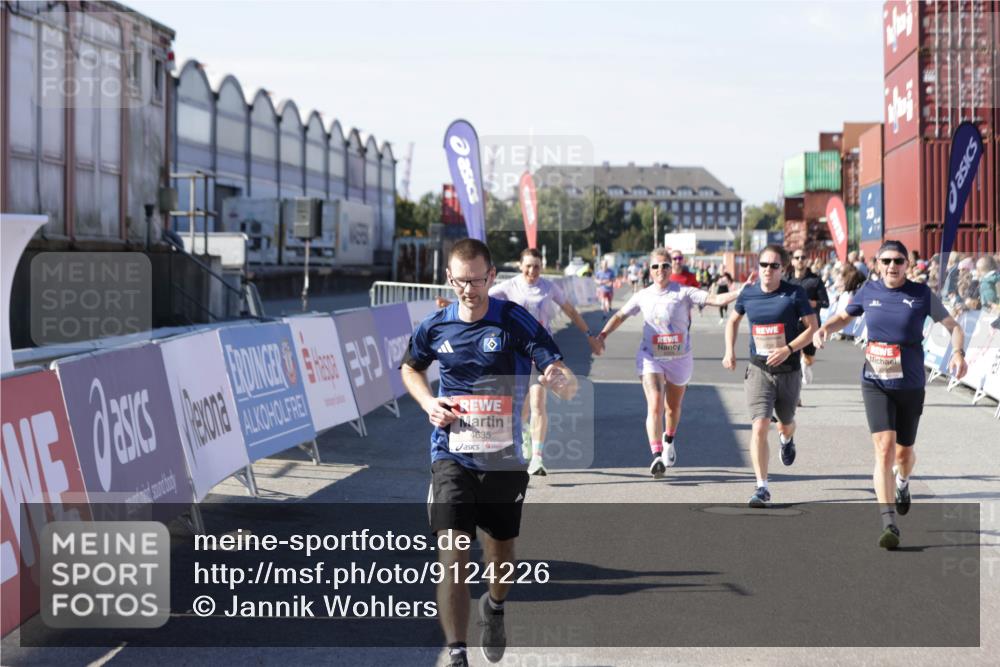 03.10.2025 - Köhlbrandbrückenlauf Jannik Wohlers http://msf.ph/oto/9124226 03.10.2025 13:06:09 Ziel 4302, 4504, 4635, 4738, 4954, 5096, 6158, 6222, 6224, 6323, 6356, 6510, 6850 meine-sportfotos.de