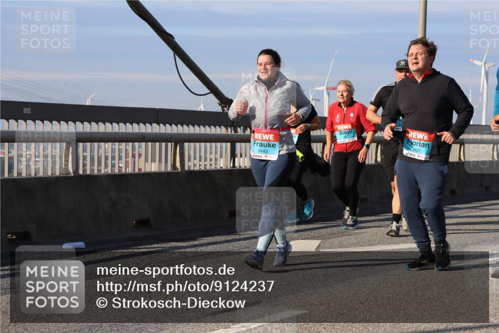 03.10.2025 - Köhlbrandbrückenlauf Strokosch-Dieckow http://msf.ph/oto/9124237 03.10.2025 10:04:21 Position 2 3442, 3437 meine-sportfotos.de