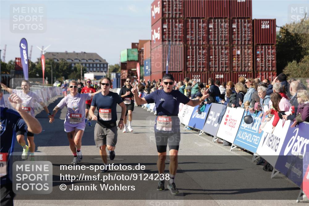 03.10.2025 - Köhlbrandbrückenlauf Jannik Wohlers http://msf.ph/oto/9124238 03.10.2025 13:06:10 Ziel 4504, 4635, 4738, 5096, 6222, 6224, 6323, 6356, 6510, 6850 meine-sportfotos.de