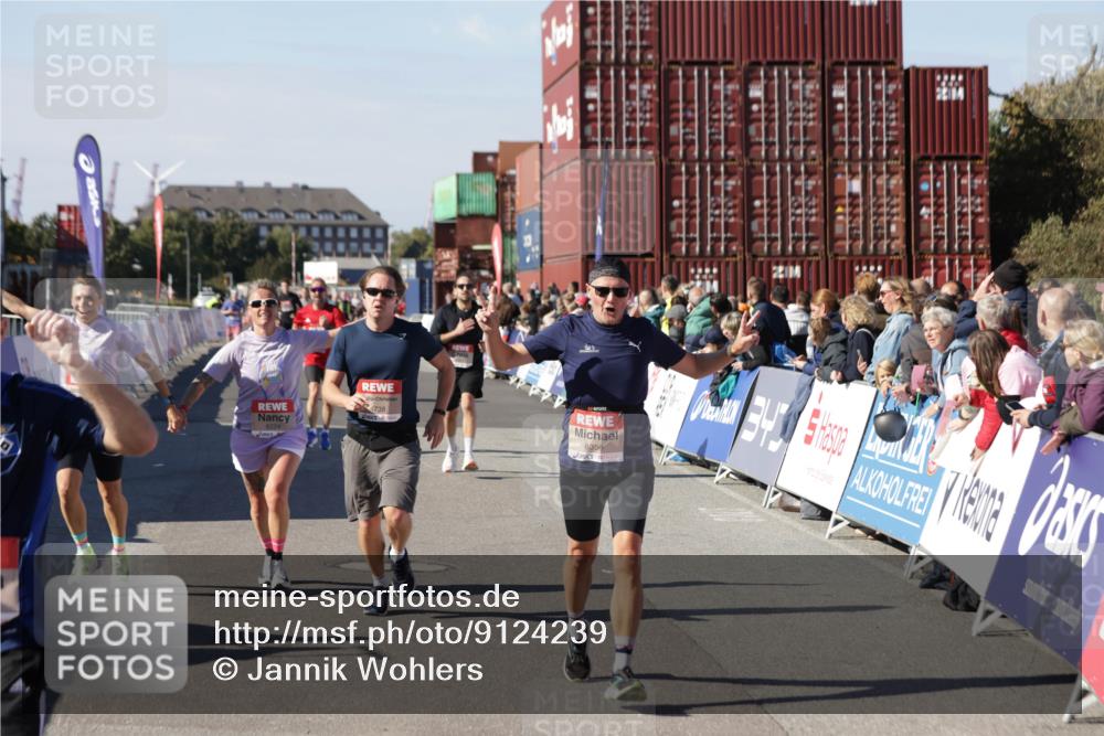 03.10.2025 - Köhlbrandbrückenlauf Jannik Wohlers http://msf.ph/oto/9124239 03.10.2025 13:06:10 Ziel 4504, 4635, 4738, 5096, 6222, 6224, 6323, 6356, 6510, 6850 meine-sportfotos.de