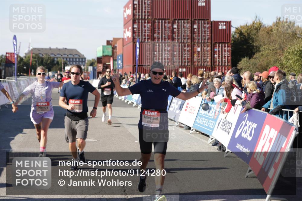 03.10.2025 - Köhlbrandbrückenlauf Jannik Wohlers http://msf.ph/oto/9124280 03.10.2025 13:06:11 Ziel 4504, 4635, 4738, 5096, 6222, 6224, 6323, 6356, 6510, 6850 meine-sportfotos.de