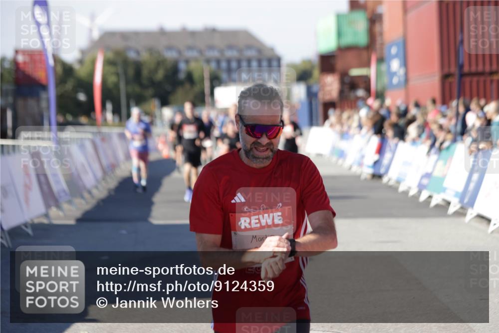 03.10.2025 - Köhlbrandbrückenlauf Jannik Wohlers http://msf.ph/oto/9124359 03.10.2025 13:06:15 Ziel 4504, 4635, 4738, 6222, 6224, 6323, 6356, 6850 meine-sportfotos.de