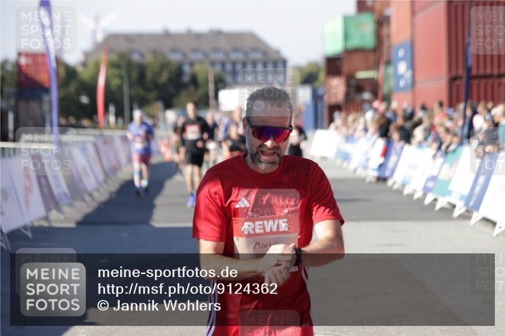 03.10.2025 - Köhlbrandbrückenlauf Jannik Wohlers http://msf.ph/oto/9124362 03.10.2025 13:06:15 Ziel 4504, 4635, 4738, 6222, 6224, 6323, 6356, 6850 meine-sportfotos.de