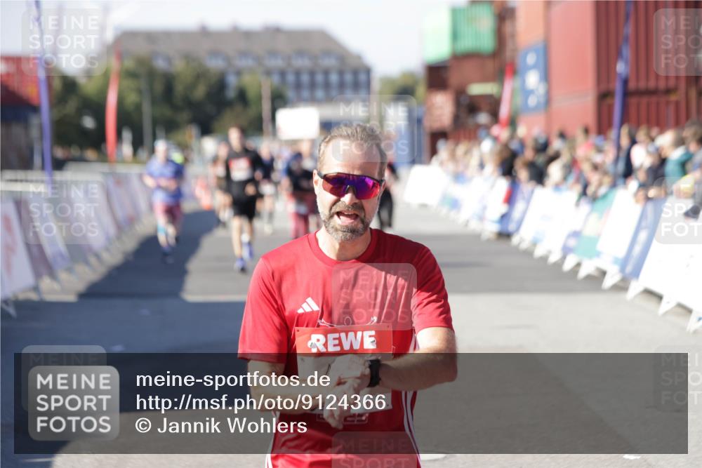 03.10.2025 - Köhlbrandbrückenlauf Jannik Wohlers http://msf.ph/oto/9124366 03.10.2025 13:06:16 Ziel 4504, 4635, 4738, 6222, 6224, 6323, 6356, 6850 meine-sportfotos.de