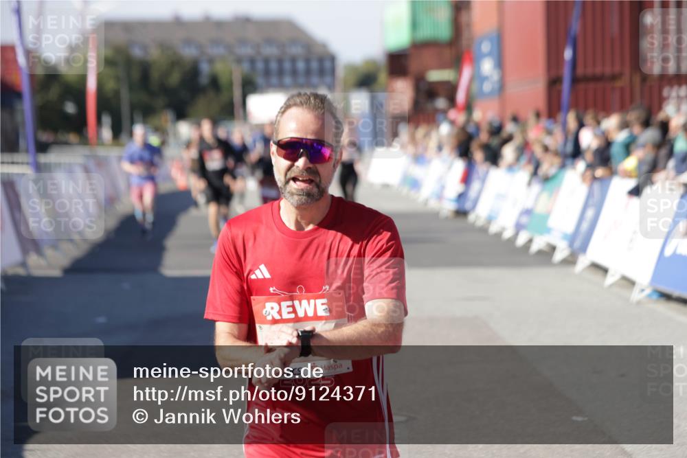 03.10.2025 - Köhlbrandbrückenlauf Jannik Wohlers http://msf.ph/oto/9124371 03.10.2025 13:06:16 Ziel 4504, 4635, 4738, 6222, 6224, 6323, 6356, 6850 meine-sportfotos.de