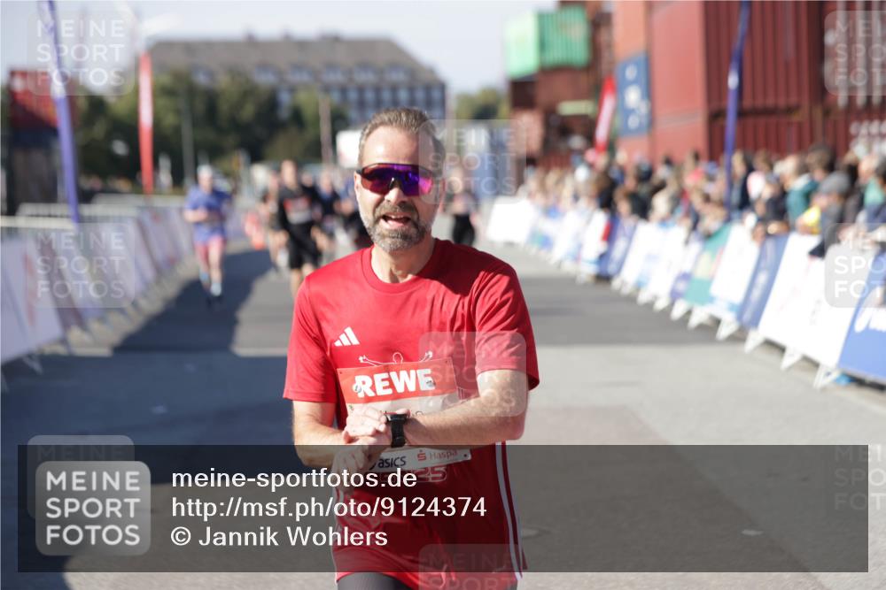 03.10.2025 - Köhlbrandbrückenlauf Jannik Wohlers http://msf.ph/oto/9124374 03.10.2025 13:06:16 Ziel 4504, 4635, 4738, 6222, 6224, 6323, 6356, 6850 meine-sportfotos.de