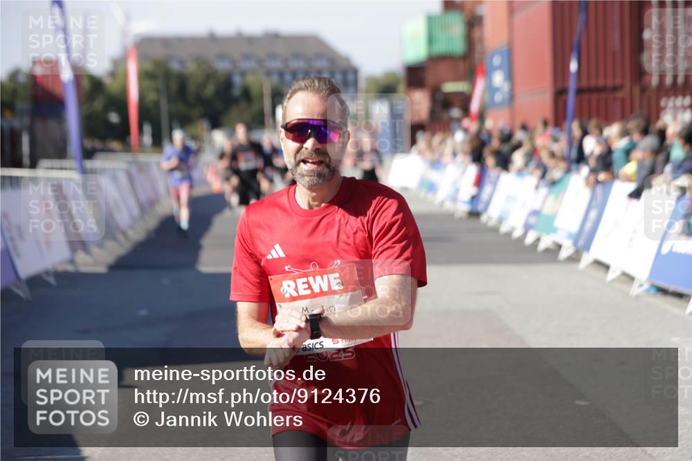 03.10.2025 - Köhlbrandbrückenlauf Jannik Wohlers http://msf.ph/oto/9124376 03.10.2025 13:06:16 Ziel 4504, 4635, 4738, 6222, 6224, 6323, 6356, 6850 meine-sportfotos.de