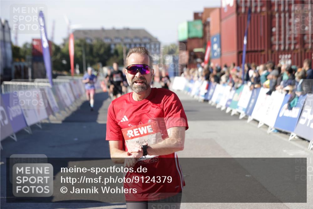 03.10.2025 - Köhlbrandbrückenlauf Jannik Wohlers http://msf.ph/oto/9124379 03.10.2025 13:06:16 Ziel 4504, 4635, 4738, 6222, 6224, 6323, 6356, 6850 meine-sportfotos.de
