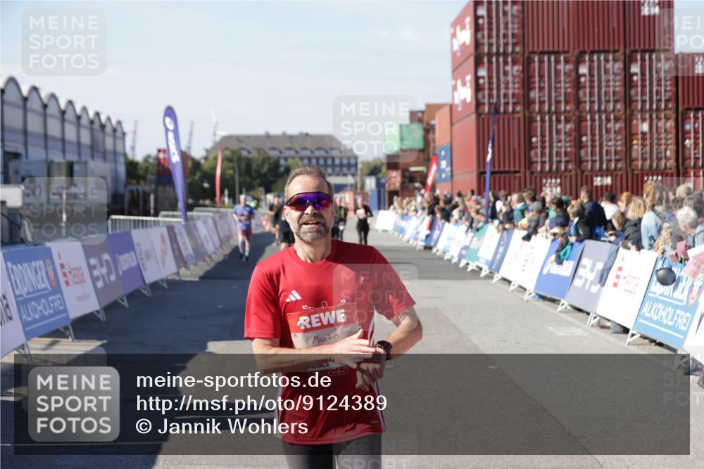 03.10.2025 - Köhlbrandbrückenlauf Jannik Wohlers http://msf.ph/oto/9124389 03.10.2025 13:06:16 Ziel 4504, 4635, 4738, 6222, 6224, 6323, 6356, 6850 meine-sportfotos.de