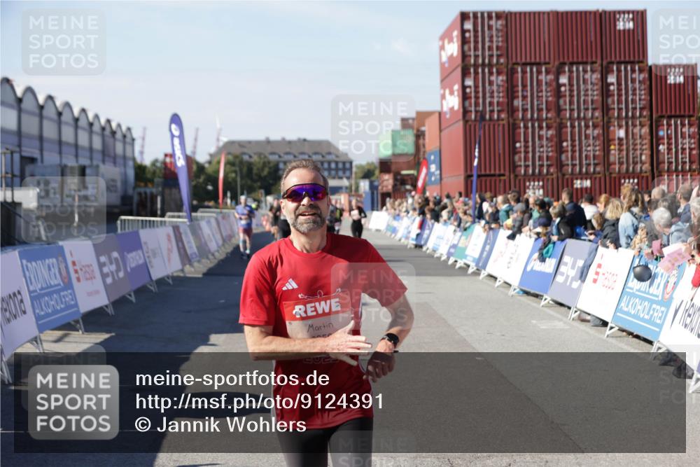 03.10.2025 - Köhlbrandbrückenlauf Jannik Wohlers http://msf.ph/oto/9124391 03.10.2025 13:06:16 Ziel 4504, 4635, 4738, 6222, 6224, 6323, 6356, 6850 meine-sportfotos.de