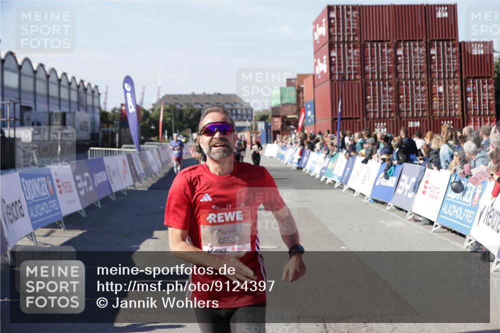 03.10.2025 - Köhlbrandbrückenlauf Jannik Wohlers http://msf.ph/oto/9124397 03.10.2025 13:06:16 Ziel 4504, 4635, 4738, 6222, 6224, 6323, 6356, 6850 meine-sportfotos.de
