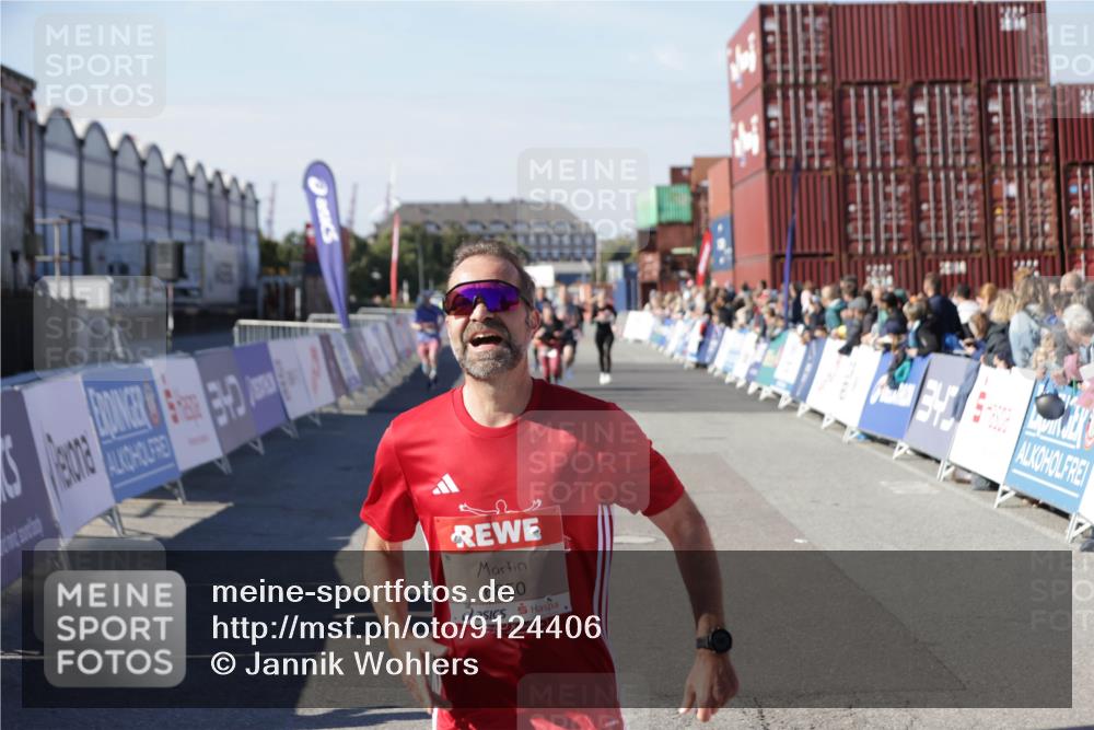 03.10.2025 - Köhlbrandbrückenlauf Jannik Wohlers http://msf.ph/oto/9124406 03.10.2025 13:06:16 Ziel 4504, 4635, 4738, 6222, 6224, 6323, 6356, 6850 meine-sportfotos.de