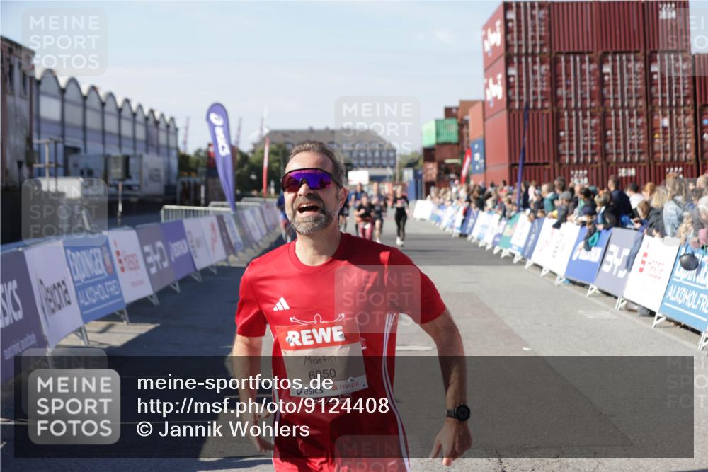 03.10.2025 - Köhlbrandbrückenlauf Jannik Wohlers http://msf.ph/oto/9124408 03.10.2025 13:06:16 Ziel 4504, 4635, 4738, 6222, 6224, 6323, 6356, 6850 meine-sportfotos.de