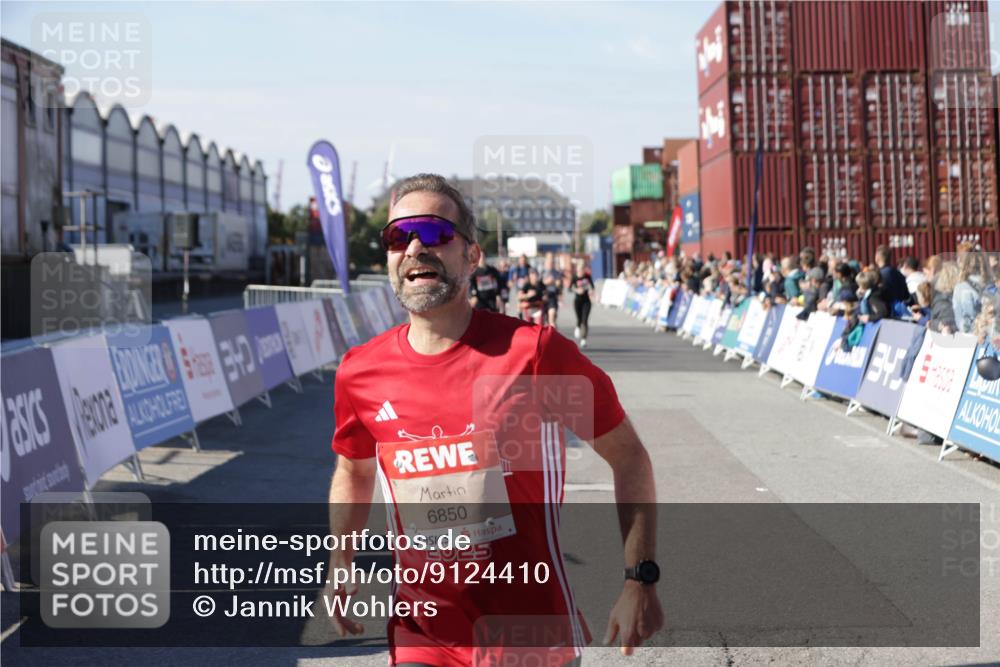 03.10.2025 - Köhlbrandbrückenlauf Jannik Wohlers http://msf.ph/oto/9124410 03.10.2025 13:06:16 Ziel 4504, 4635, 4738, 6222, 6224, 6323, 6356, 6850 meine-sportfotos.de