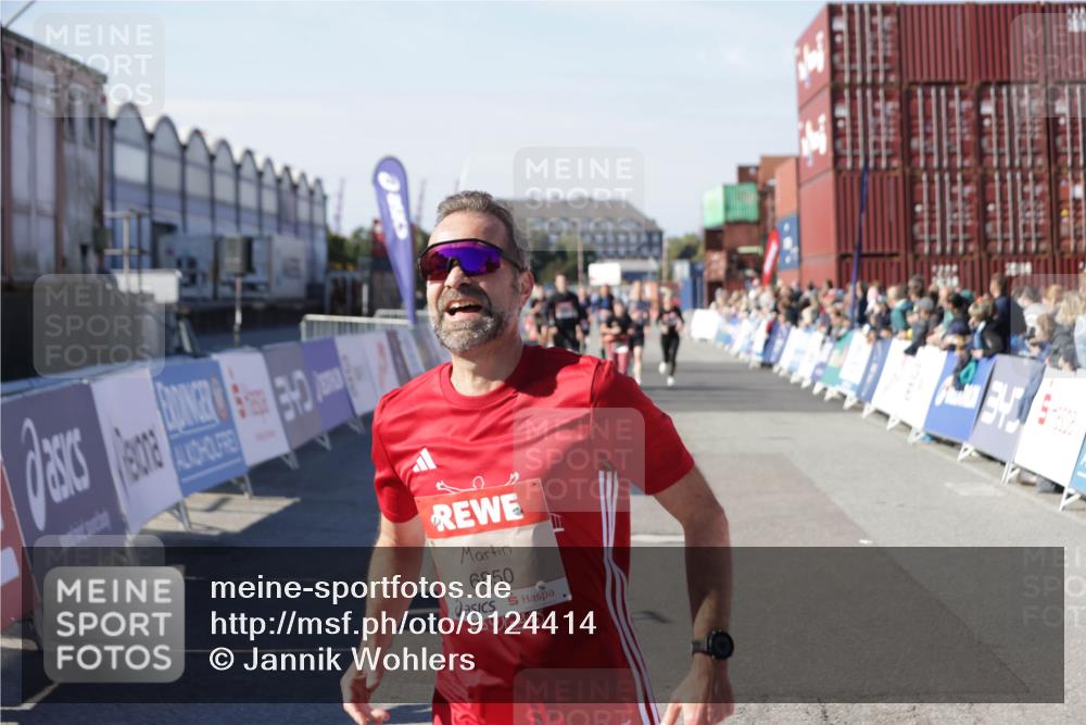 03.10.2025 - Köhlbrandbrückenlauf Jannik Wohlers http://msf.ph/oto/9124414 03.10.2025 13:06:16 Ziel 4504, 4635, 4738, 6222, 6224, 6323, 6356, 6850 meine-sportfotos.de