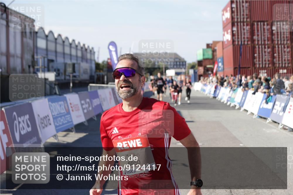 03.10.2025 - Köhlbrandbrückenlauf Jannik Wohlers http://msf.ph/oto/9124417 03.10.2025 13:06:17 Ziel 4504, 4635, 4738, 5641, 6222, 6224, 6323, 6356, 6850 meine-sportfotos.de