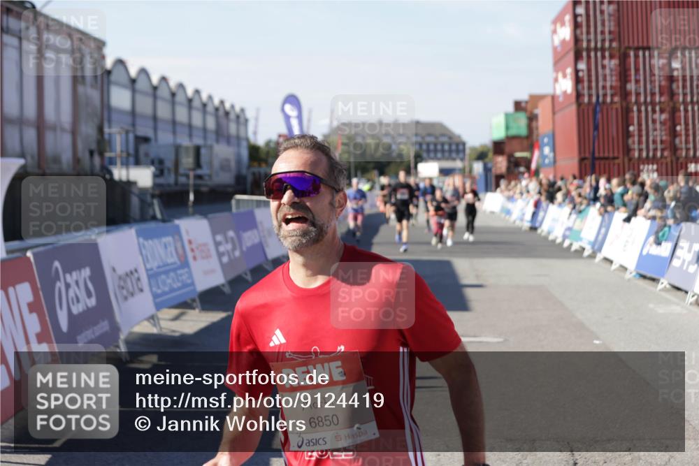 03.10.2025 - Köhlbrandbrückenlauf Jannik Wohlers http://msf.ph/oto/9124419 03.10.2025 13:06:17 Ziel 4504, 4635, 4738, 5641, 6222, 6224, 6323, 6356, 6850 meine-sportfotos.de