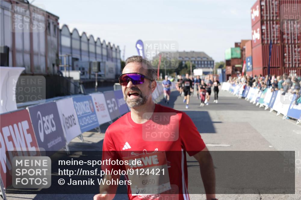 03.10.2025 - Köhlbrandbrückenlauf Jannik Wohlers http://msf.ph/oto/9124421 03.10.2025 13:06:17 Ziel 4504, 4635, 4738, 5641, 6222, 6224, 6323, 6356, 6850 meine-sportfotos.de