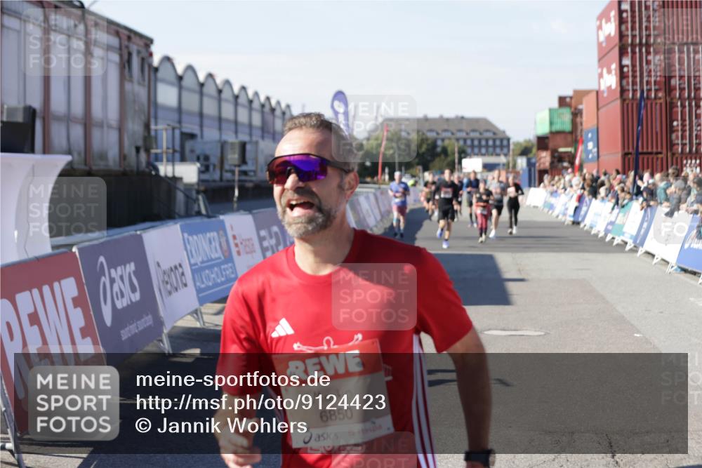 03.10.2025 - Köhlbrandbrückenlauf Jannik Wohlers http://msf.ph/oto/9124423 03.10.2025 13:06:17 Ziel 4504, 4635, 4738, 5641, 6222, 6224, 6323, 6356, 6850 meine-sportfotos.de