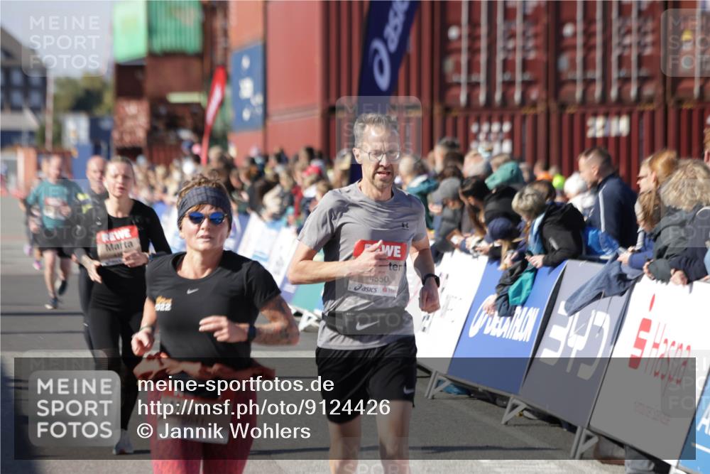 03.10.2025 - Köhlbrandbrückenlauf Jannik Wohlers http://msf.ph/oto/9124426 03.10.2025 13:06:23 Ziel 4124, 4550, 4658, 4659, 5563, 5641, 5970, 6193, 6323, 6850 meine-sportfotos.de