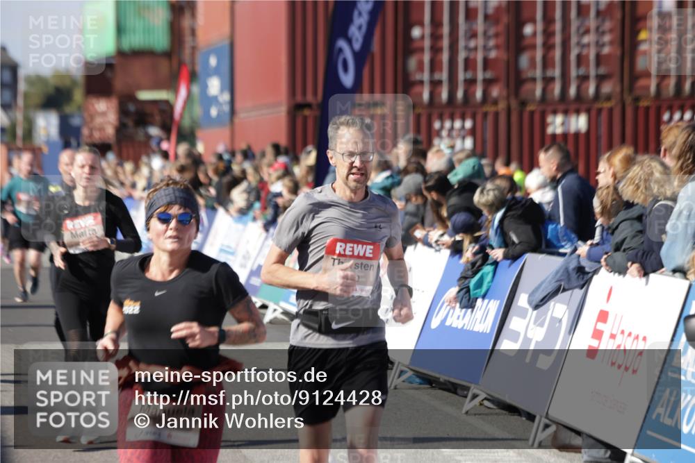 03.10.2025 - Köhlbrandbrückenlauf Jannik Wohlers http://msf.ph/oto/9124428 03.10.2025 13:06:23 Ziel 4124, 4550, 4658, 4659, 5563, 5641, 5970, 6193, 6323, 6850 meine-sportfotos.de