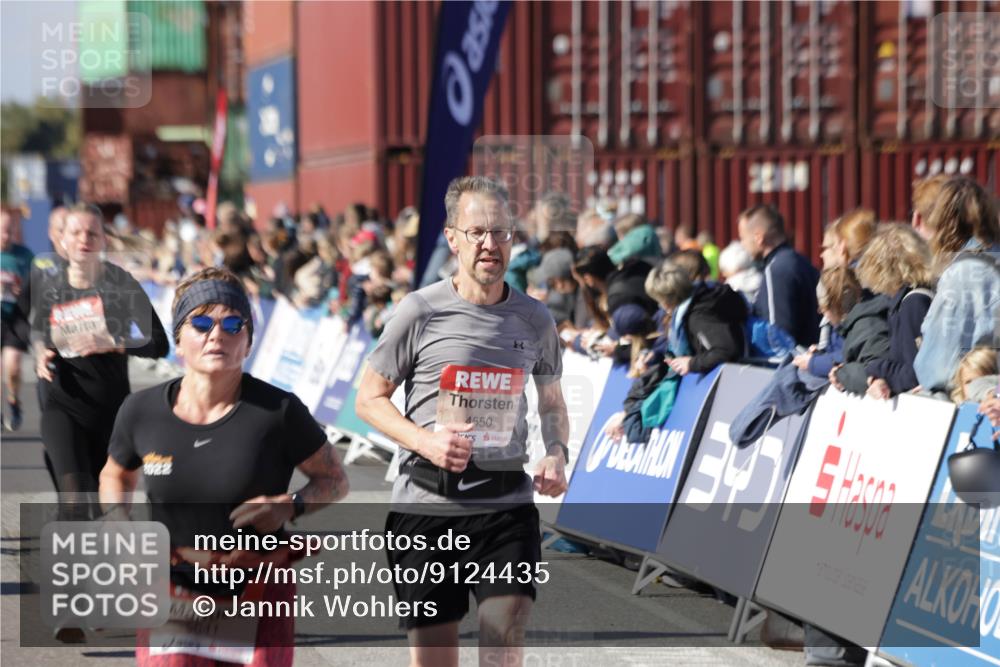 03.10.2025 - Köhlbrandbrückenlauf Jannik Wohlers http://msf.ph/oto/9124435 03.10.2025 13:06:23 Ziel 4124, 4550, 4658, 4659, 5563, 5641, 5970, 6193, 6323, 6850 meine-sportfotos.de