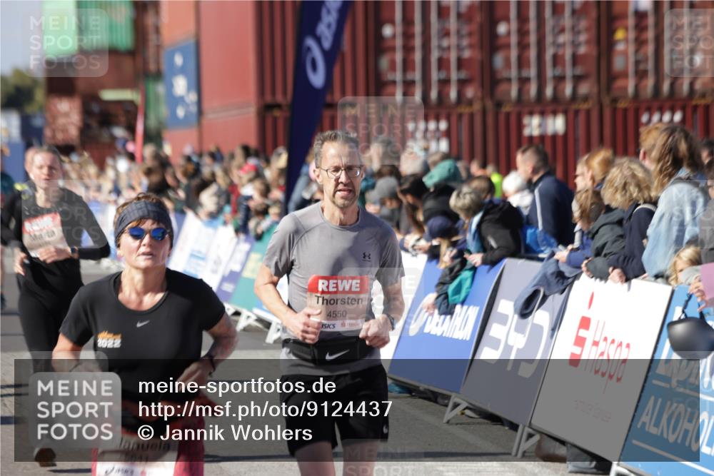 03.10.2025 - Köhlbrandbrückenlauf Jannik Wohlers http://msf.ph/oto/9124437 03.10.2025 13:06:23 Ziel 4124, 4550, 4658, 4659, 5563, 5641, 5970, 6193, 6323, 6850 meine-sportfotos.de