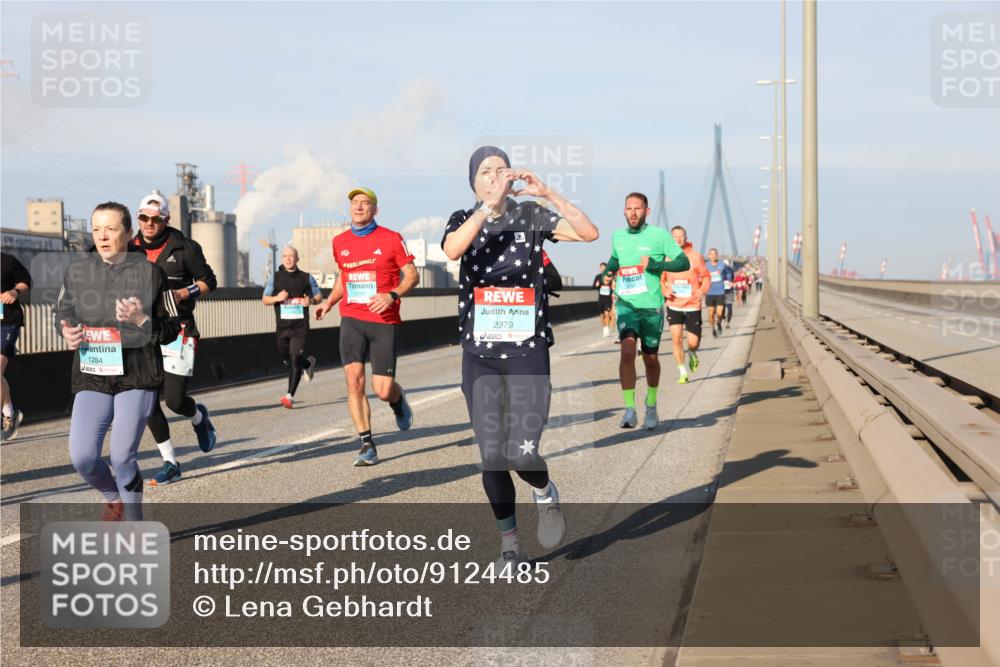 03.10.2025 - Köhlbrandbrückenlauf Lena Gebhardt http://msf.ph/oto/9124485 03.10.2025 09:45:54 Position 2 1284, 4, 1219, 2979 meine-sportfotos.de
