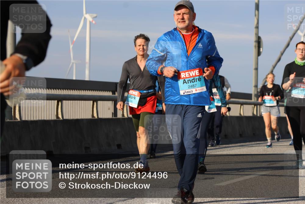 03.10.2025 - Köhlbrandbrückenlauf Strokosch-Dieckow http://msf.ph/oto/9124496 03.10.2025 10:05:08 Position 2 1256, 8, 2487, 2159 meine-sportfotos.de