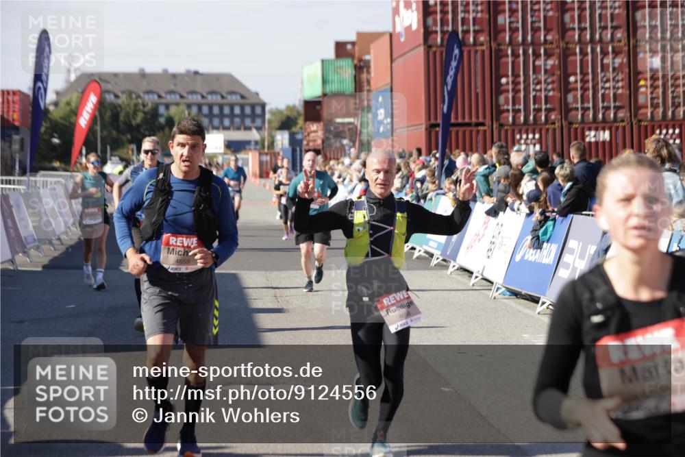 03.10.2025 - Köhlbrandbrückenlauf Jannik Wohlers http://msf.ph/oto/9124556 03.10.2025 13:06:27 Ziel 4015, 4122, 4124, 4396, 4550, 4658, 4659, 5563, 5641, 5970, 6193 meine-sportfotos.de