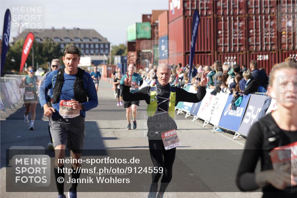 03.10.2025 - Köhlbrandbrückenlauf Jannik Wohlers http://msf.ph/oto/9124559 03.10.2025 13:06:27 Ziel 4015, 4122, 4124, 4396, 4550, 4658, 4659, 5563, 5641, 5970, 6193 meine-sportfotos.de