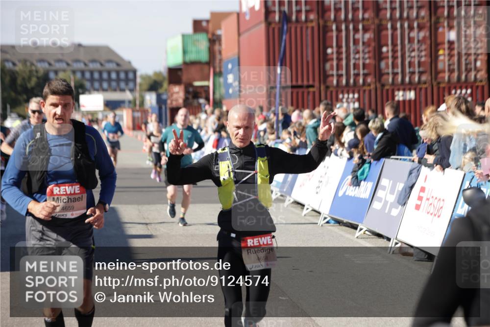 03.10.2025 - Köhlbrandbrückenlauf Jannik Wohlers http://msf.ph/oto/9124574 03.10.2025 13:06:27 Ziel 4015, 4122, 4124, 4396, 4550, 4658, 4659, 5563, 5641, 5970, 6193 meine-sportfotos.de