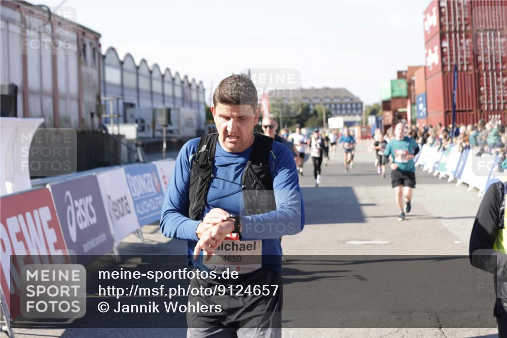 03.10.2025 - Köhlbrandbrückenlauf Jannik Wohlers http://msf.ph/oto/9124657 03.10.2025 13:06:29 Ziel 4015, 4122, 4124, 4151, 4396, 4550, 4658, 4659, 5563, 5641, 5970, 6193 meine-sportfotos.de
