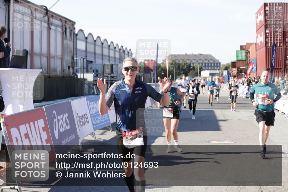 03.10.2025 - Köhlbrandbrückenlauf Jannik Wohlers http://msf.ph/oto/9124693 03.10.2025 13:06:31 Ziel 4015, 4026, 4122, 4124, 4151, 4312, 4396, 4550, 4658, 4659, 5563, 5641, 5970, 6193, 6256 meine-sportfotos.de