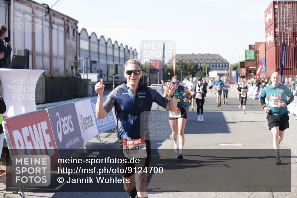 03.10.2025 - Köhlbrandbrückenlauf Jannik Wohlers http://msf.ph/oto/9124700 03.10.2025 13:06:31 Ziel 4015, 4026, 4122, 4124, 4151, 4312, 4396, 4550, 4658, 4659, 5563, 5641, 5970, 6193, 6256 meine-sportfotos.de
