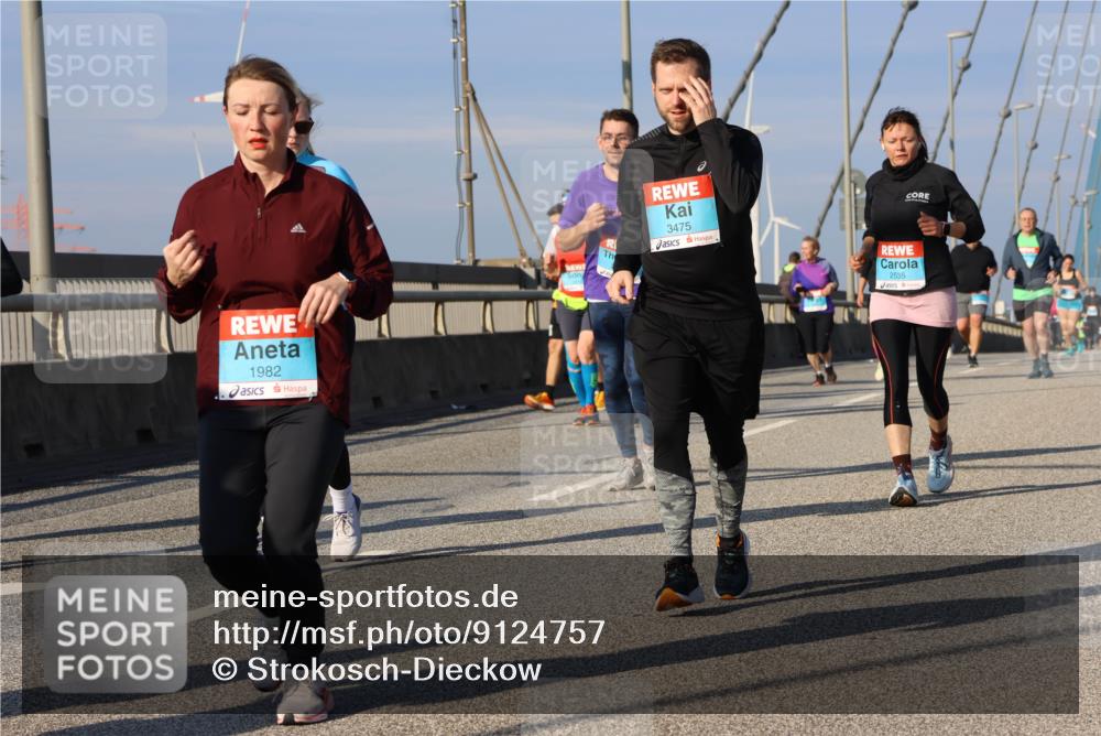 03.10.2025 - Köhlbrandbrückenlauf Strokosch-Dieckow http://msf.ph/oto/9124757 03.10.2025 10:06:04 Position 2 1982, 3475, 2535 meine-sportfotos.de