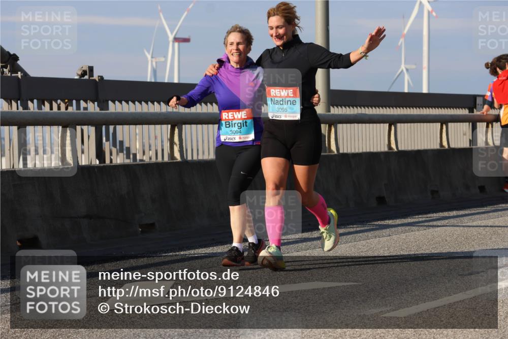 03.10.2025 - Köhlbrandbrückenlauf Strokosch-Dieckow http://msf.ph/oto/9124846 03.10.2025 10:06:14 Position 2 3094, 3095 meine-sportfotos.de