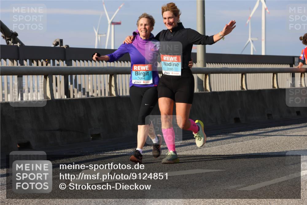 03.10.2025 - Köhlbrandbrückenlauf Strokosch-Dieckow http://msf.ph/oto/9124851 03.10.2025 10:06:14 Position 2 3094, 3095 meine-sportfotos.de