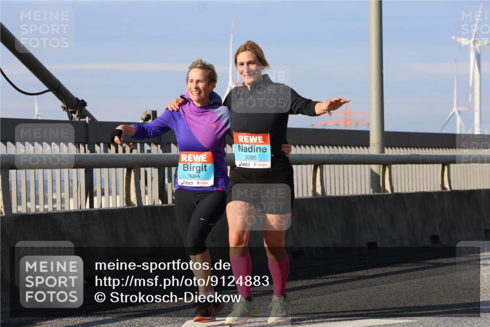 03.10.2025 - Köhlbrandbrückenlauf Strokosch-Dieckow http://msf.ph/oto/9124883 03.10.2025 10:06:14 Position 2 3094, 3095 meine-sportfotos.de