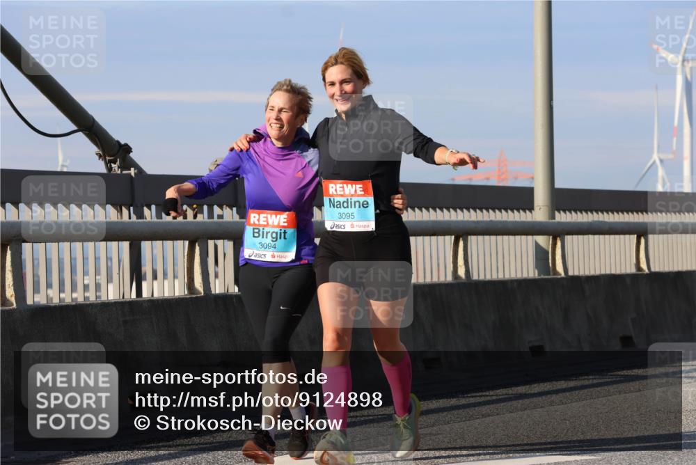 03.10.2025 - Köhlbrandbrückenlauf Strokosch-Dieckow http://msf.ph/oto/9124898 03.10.2025 10:06:14 Position 2 3094, 3095 meine-sportfotos.de