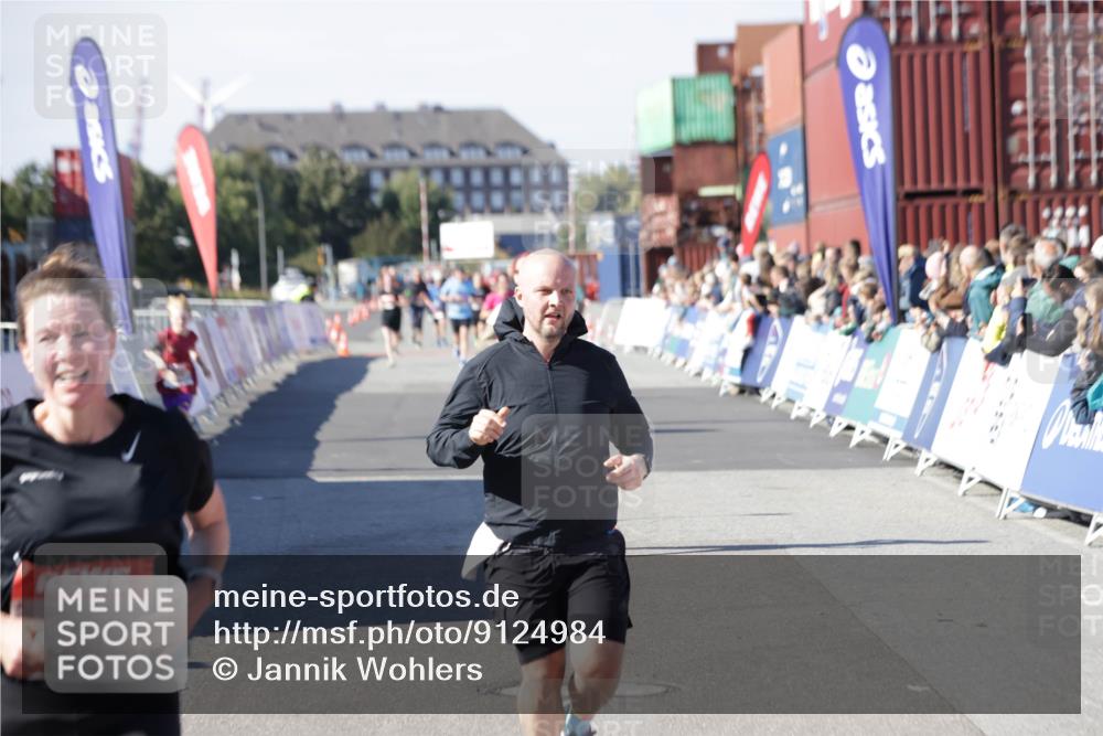 03.10.2025 - Köhlbrandbrückenlauf Jannik Wohlers http://msf.ph/oto/9124984 03.10.2025 13:06:42 Ziel 4015, 4026, 4122, 4151, 4312, 4405, 5798, 5971, 6056, 6061, 6089, 6256, 6721 meine-sportfotos.de