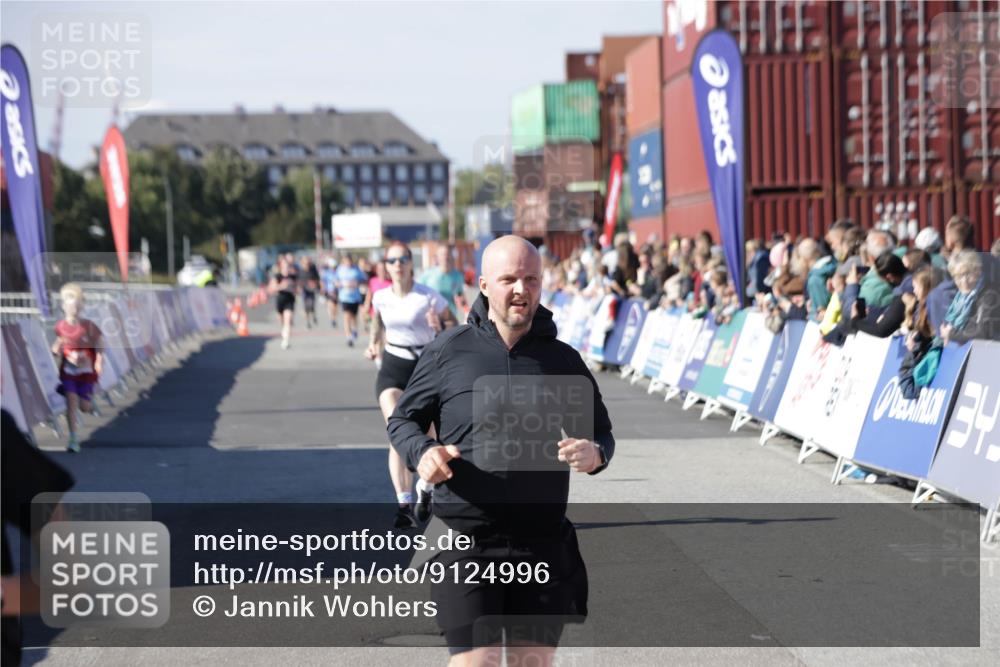 03.10.2025 - Köhlbrandbrückenlauf Jannik Wohlers http://msf.ph/oto/9124996 03.10.2025 13:06:43 Ziel 4026, 4151, 4312, 4405, 5798, 5971, 6056, 6061, 6089, 6256, 6721 meine-sportfotos.de