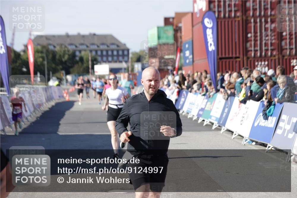 03.10.2025 - Köhlbrandbrückenlauf Jannik Wohlers http://msf.ph/oto/9124997 03.10.2025 13:06:43 Ziel 4026, 4151, 4312, 4405, 5798, 5971, 6056, 6061, 6089, 6256, 6721 meine-sportfotos.de