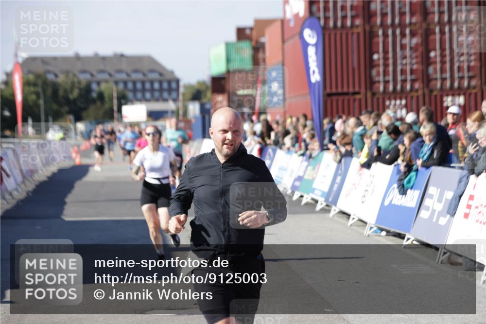 03.10.2025 - Köhlbrandbrückenlauf Jannik Wohlers http://msf.ph/oto/9125003 03.10.2025 13:06:43 Ziel 4026, 4151, 4312, 4405, 5798, 5971, 6056, 6061, 6089, 6256, 6721 meine-sportfotos.de