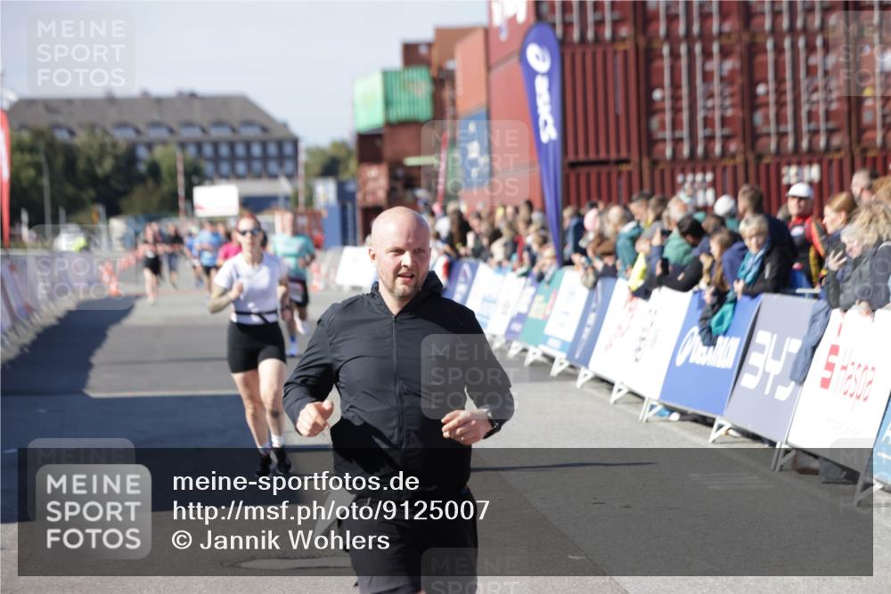 03.10.2025 - Köhlbrandbrückenlauf Jannik Wohlers http://msf.ph/oto/9125007 03.10.2025 13:06:43 Ziel 4026, 4151, 4312, 4405, 5798, 5971, 6056, 6061, 6089, 6256, 6721 meine-sportfotos.de